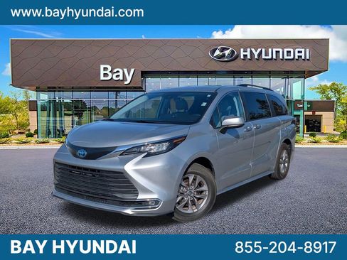 Used 2024 Toyota Sienna XLE image 1