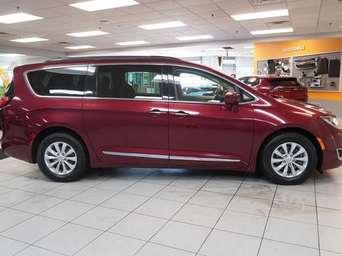 Used 2017 Chrysler Pacifica Touring-L FWD image 13