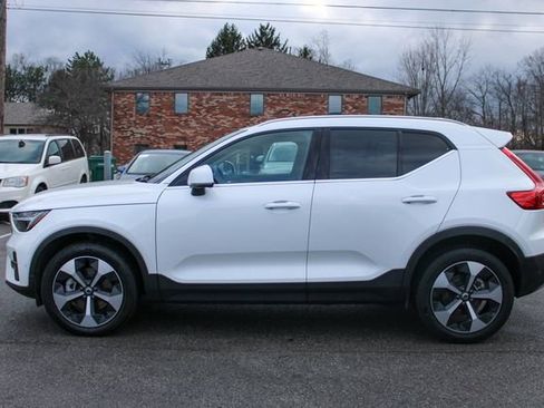 Used 2025 Volvo XC40 B5 Plus image 5