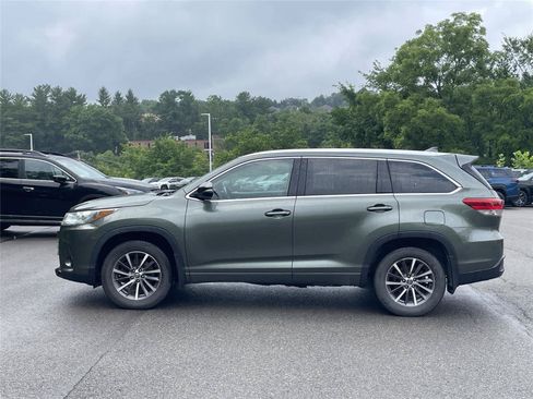 Used 2018 Toyota Highlander XLE AWD/4WD image 2