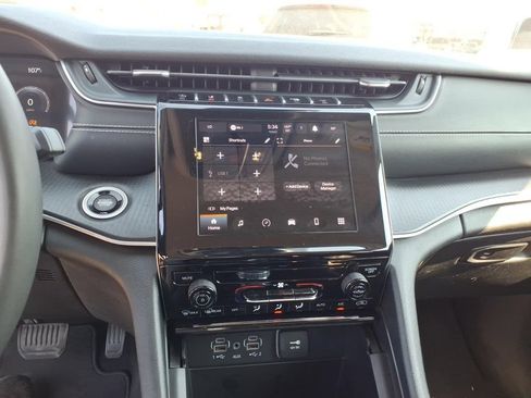 Used 2023 Jeep Grand Cherokee Laredo RWD image 16