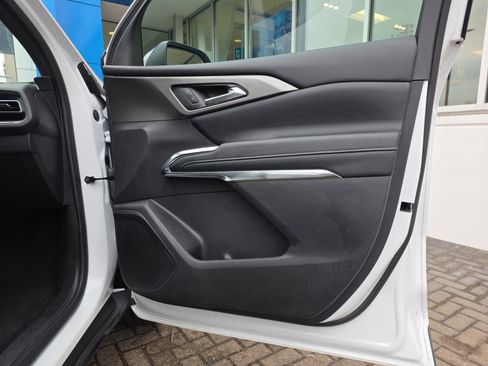 Used 2025 Chevrolet Traverse LT image 27