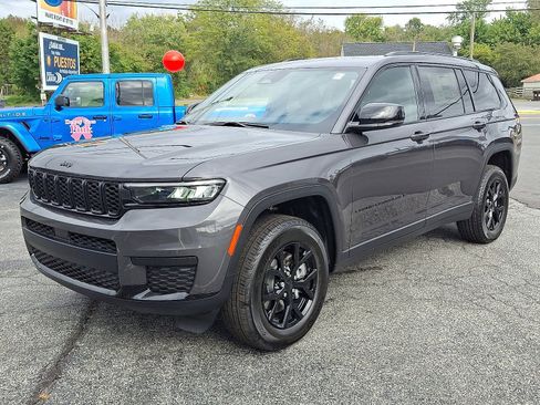 New 2025 Jeep Grand Cherokee L Altitude image 3
