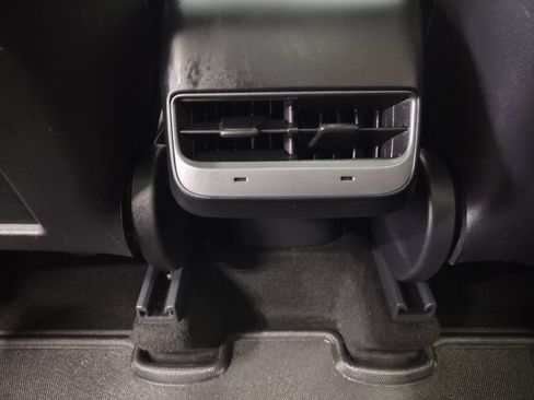 Used 2021 Tesla Model Y Long Range AWD/4WD image 31