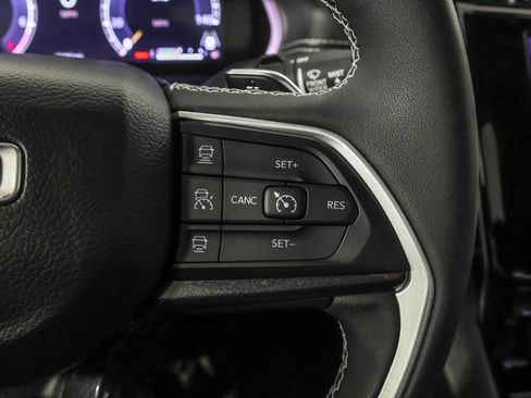 Used 2023 Jeep Grand Cherokee L Laredo image 32