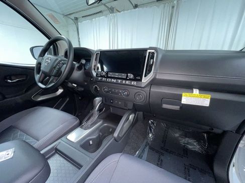 Used 2025 Nissan Frontier SV image 11