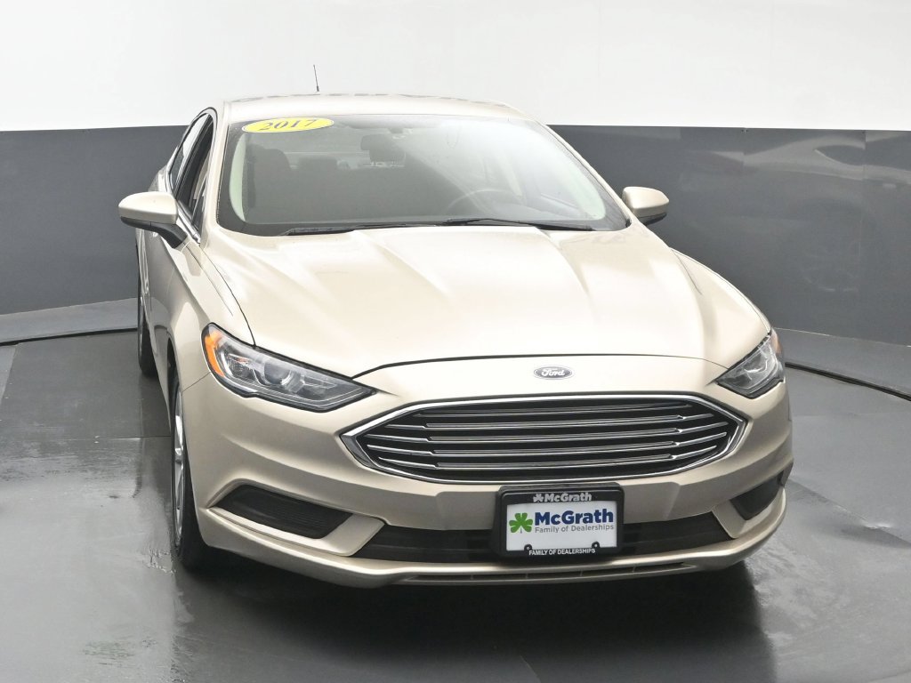 Used 2017 Ford Fusion SE w/ Fusion SE Technology Package FWD image 5