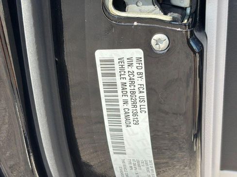 Used 2024 Chrysler Pacifica Touring-L FWD image 26