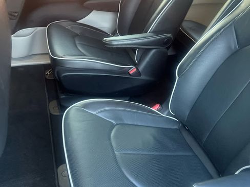 Used 2022 Chrysler Pacifica Limited image 11