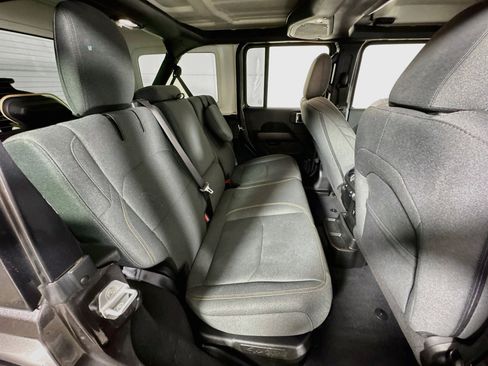 Used 2025 Jeep Wrangler Unlimited Sahara AWD/4WD image 25