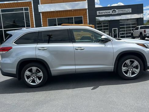 Used 2017 Toyota Highlander Limited w/ Carpet Mat Package AWD/4WD image 2