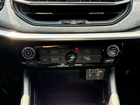 Used 2024 Jeep Compass Latitude w/ Sun and Sound Group AWD/4WD image 21