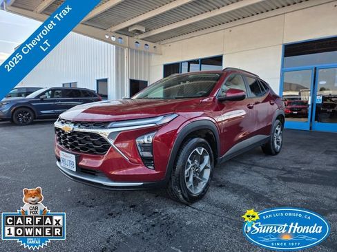 Used 2025 Chevrolet Trax LT FWD image 1