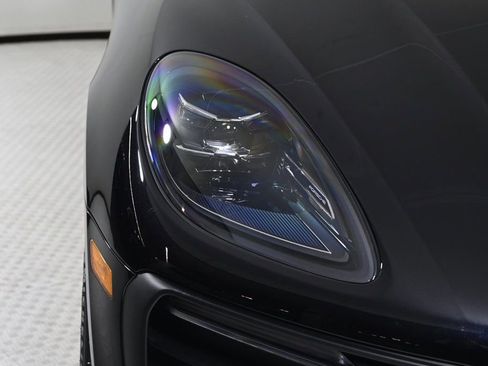 Certified 2025 Porsche Macan image 11