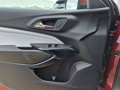 Used 2025 Chevrolet Trax LT w/ LT Convenience Package FWD image 11