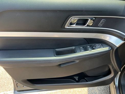 Used 2017 Ford Explorer XLT FWD image 12