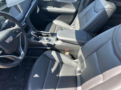 New 2025 Cadillac XT6 Luxury image 4