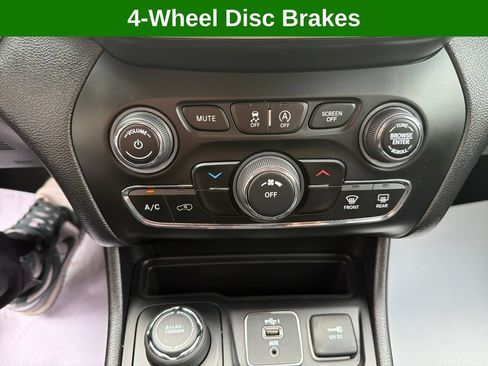 Used 2020 Jeep Cherokee Latitude Plus AWD/4WD image 30