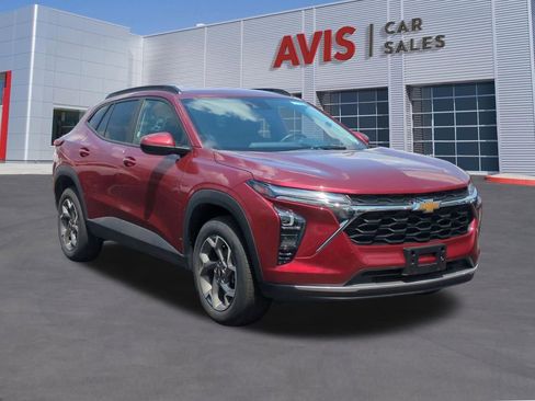 Used 2025 Chevrolet Trax LT w/ LT Convenience Package FWD image 3