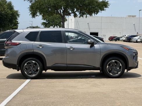Used 2025 Nissan Rogue SV FWD image 3
