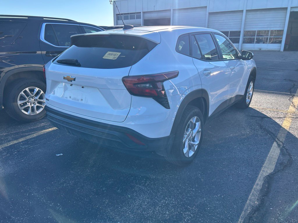 Used 2025 Chevrolet Trax LS w/ LS Convenience Package FWD image 4