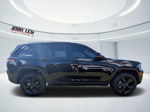 New 2025 Jeep Grand Cherokee Altitude image 2