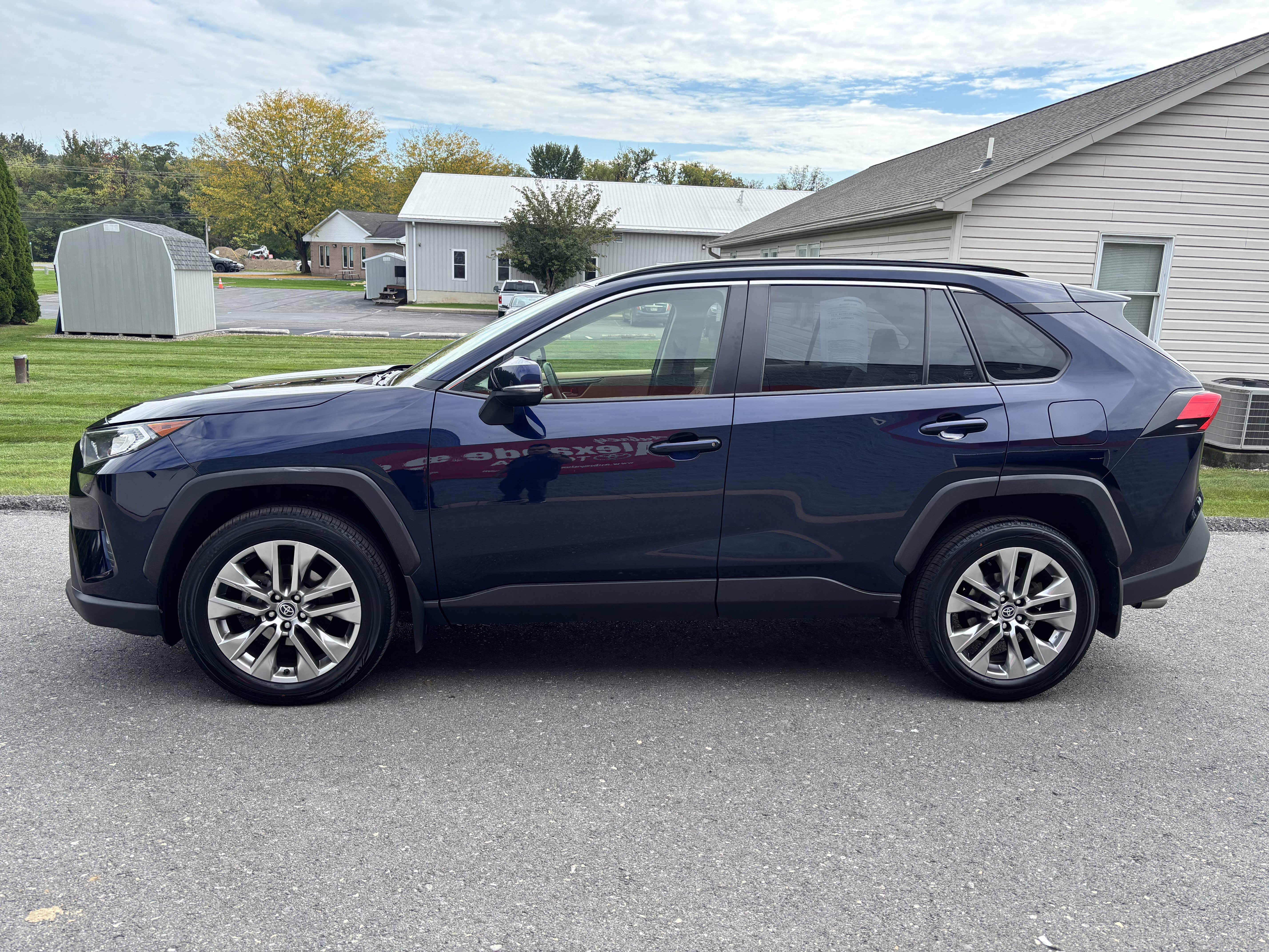 Used 2020 Toyota RAV4 XLE Premium AWD/4WD image 7