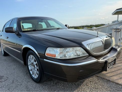 Used 2007 Lincoln Town Car Signature RWD image 3