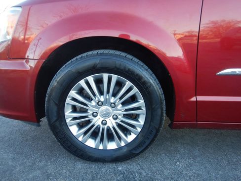 Used 2013 Chrysler Town & Country Touring-L image 28