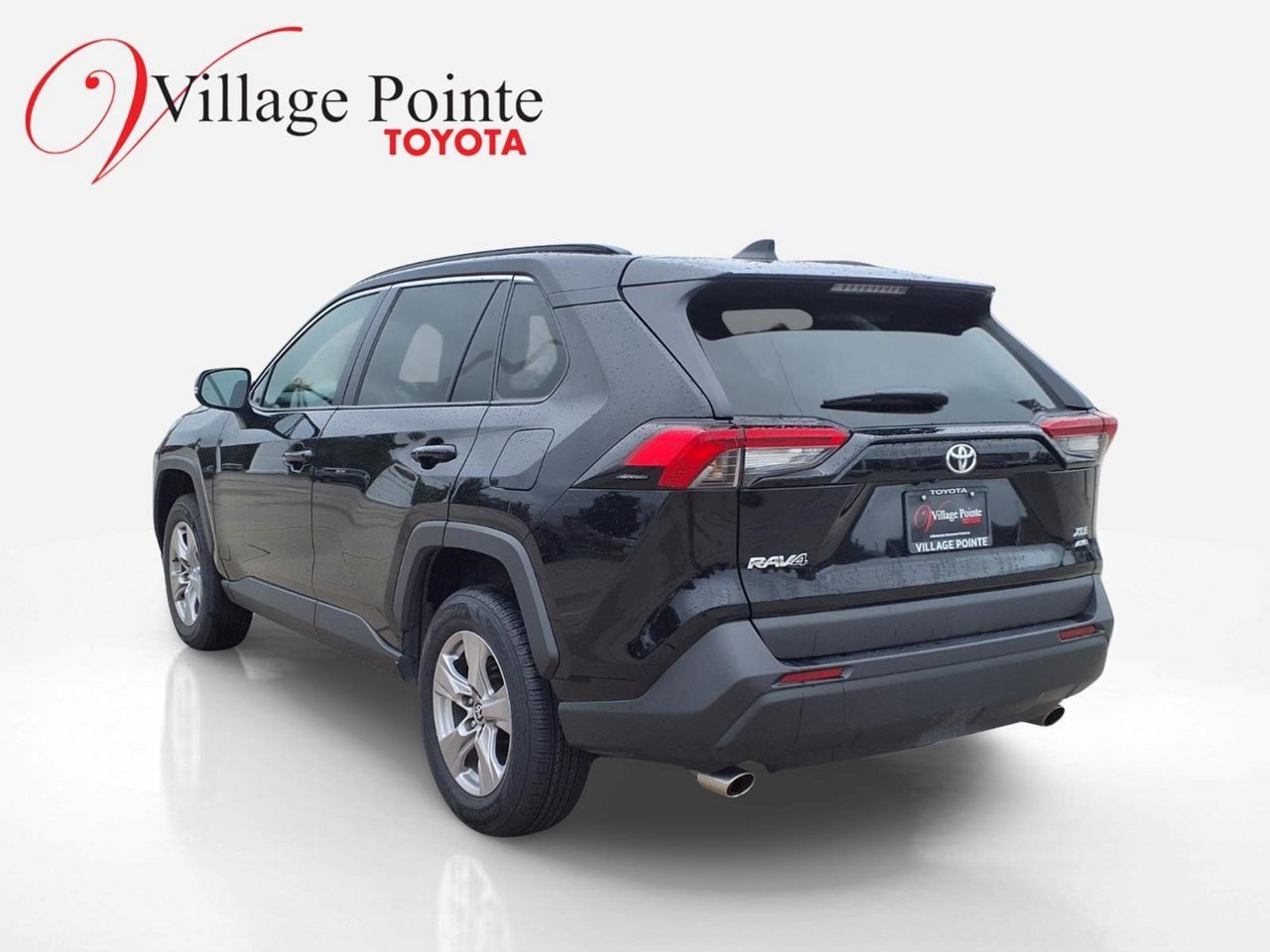 Used 2025 Toyota RAV4 XLE AWD/4WD image 3