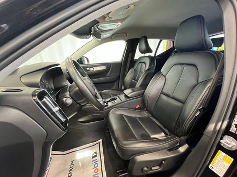 Used 2022 Volvo XC40 T5 Momentum image 10