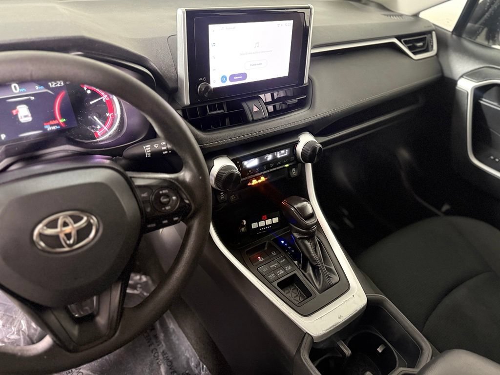 Used 2023 Toyota RAV4 LE AWD/4WD image 16
