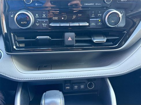 Used 2020 Toyota Highlander XLE image 15