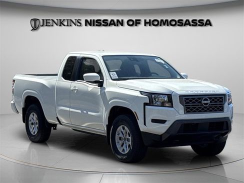 Used 2024 Nissan Frontier SV image 6