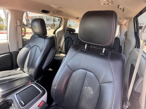 Used 2023 Chrysler Pacifica Touring-L FWD image 13