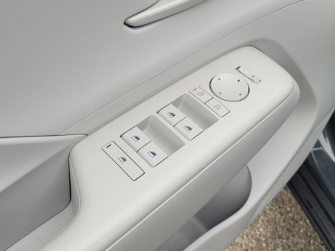 Certified 2025 Hyundai Kona SEL image 18