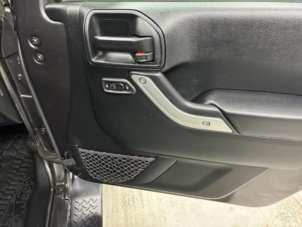 Used 2018 Jeep Wrangler Unlimited Sahara w/ Connectivity Group AWD/4WD image 8
