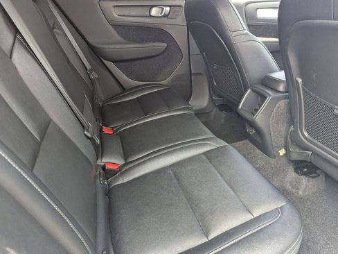 Used 2020 Volvo XC40 T4 Momentum w/ Protection Package Premier image 11