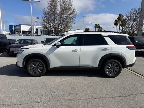 Used 2024 Nissan Pathfinder SV FWD image 2