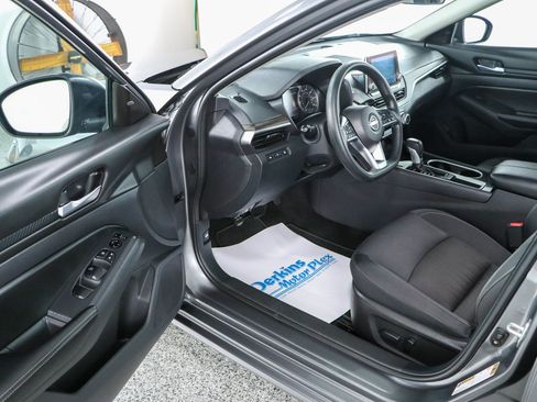 Used 2024 Nissan Altima 2.5 SV FWD image 3