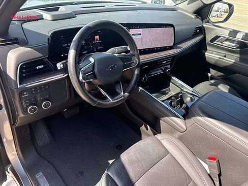 Used 2025 Chevrolet Suburban Z71 AWD/4WD image 17