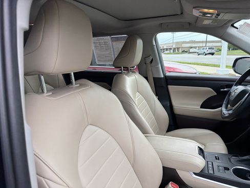 Used 2022 Toyota Highlander XLE AWD/4WD image 80