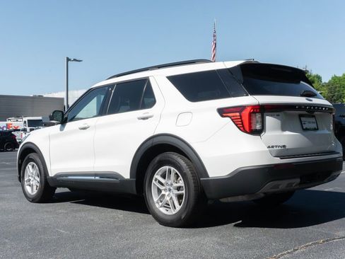 Used 2025 Ford Explorer Active w/ Active Comfort Package RWD image 5