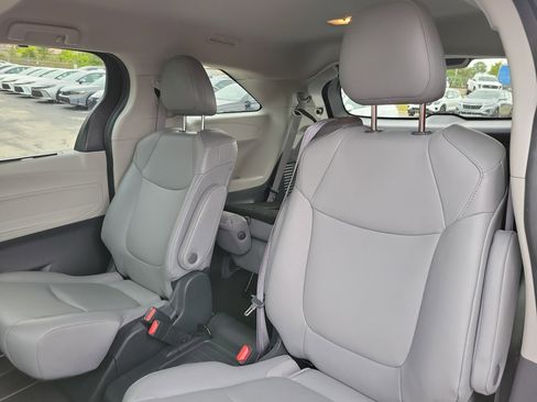 Used 2024 Toyota Sienna XLE FWD image 11
