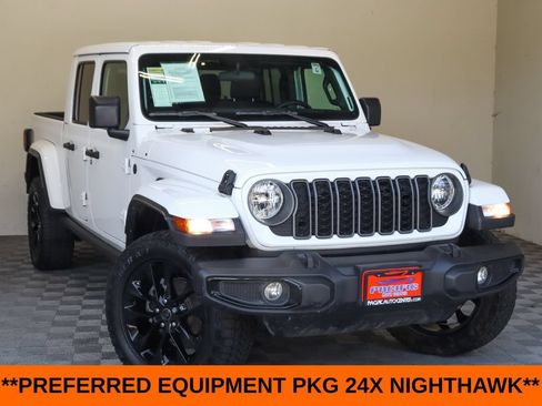 Used 2025 Jeep Gladiator Sport AWD/4WD image 2