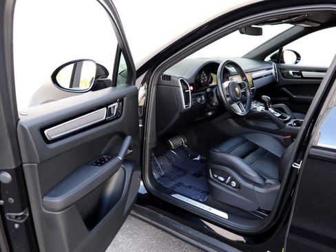 Used 2021 Porsche Cayenne S AWD/4WD image 2