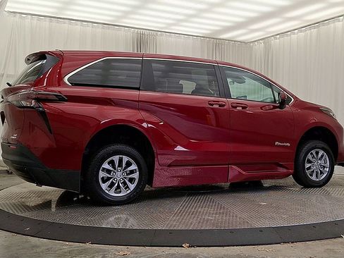 Used 2023 Toyota Sienna LE FWD image 10