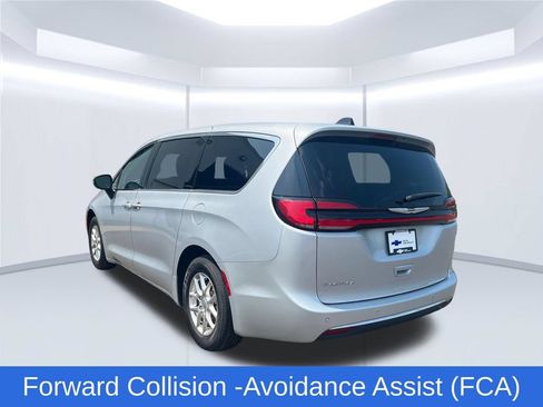 Used 2023 Chrysler Pacifica Touring-L FWD image 3