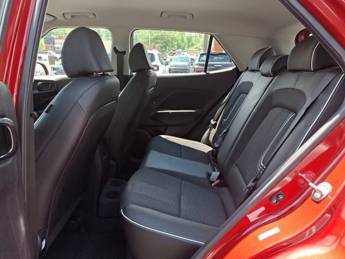 Used 2023 Hyundai Venue Limited FWD image 10