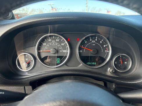 Used 2013 Jeep Wrangler Unlimited Sahara image 20